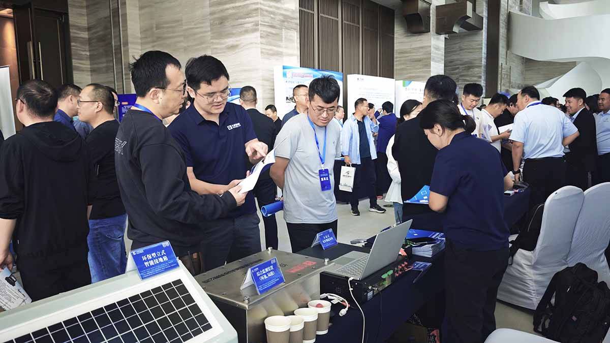 數(shù)字賦能石化電纜運(yùn)維，長(zhǎng)纜智能青島展會(huì)獲矚目-向參展訪客介紹產(chǎn)品